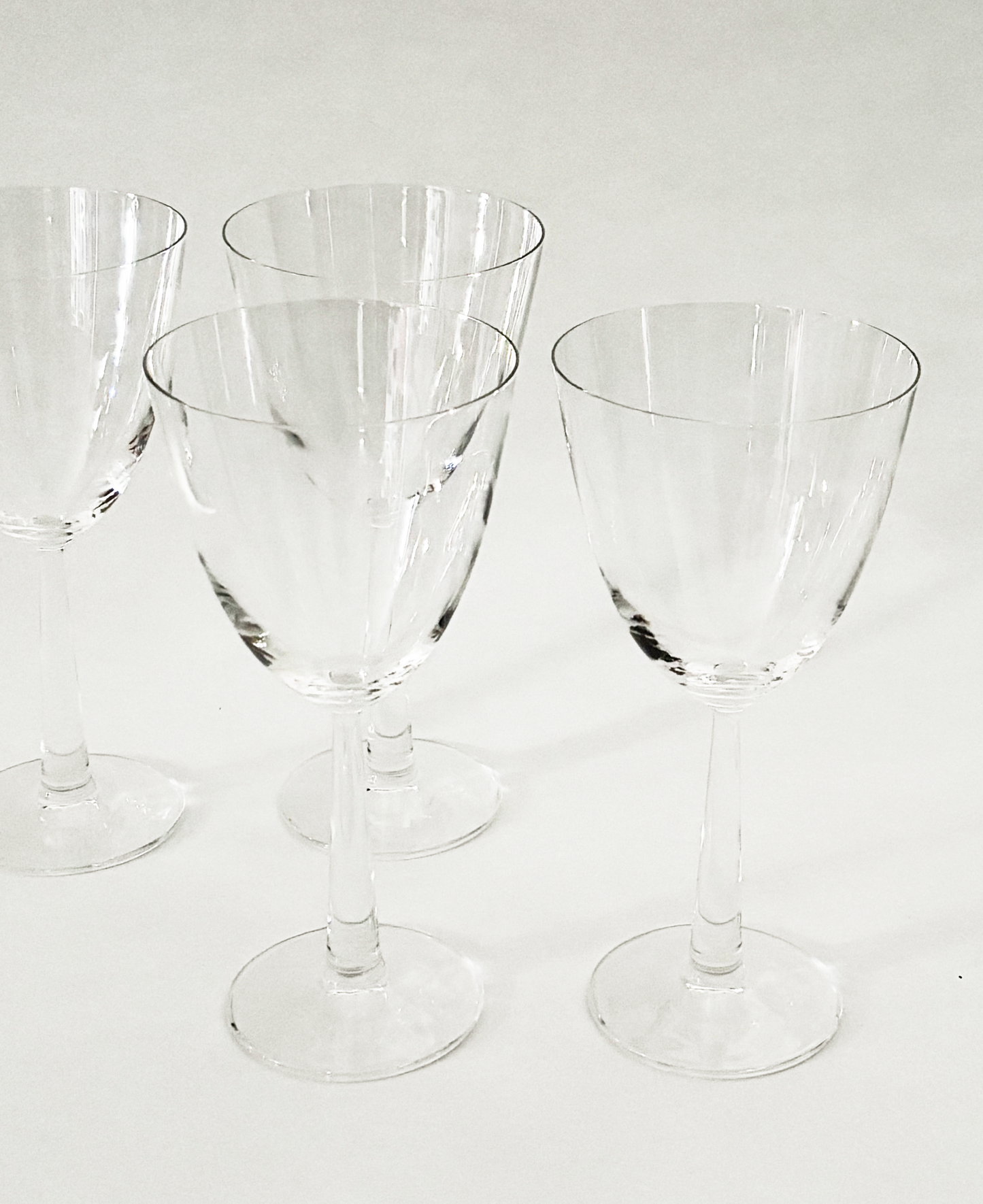 SET OF 4 WINE GLASSES