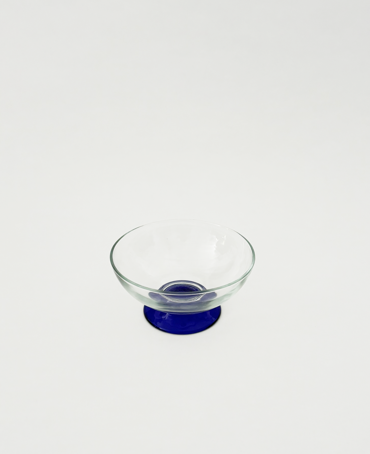 SET OF 2 GLASS BOWLS WITH BLUE BASE