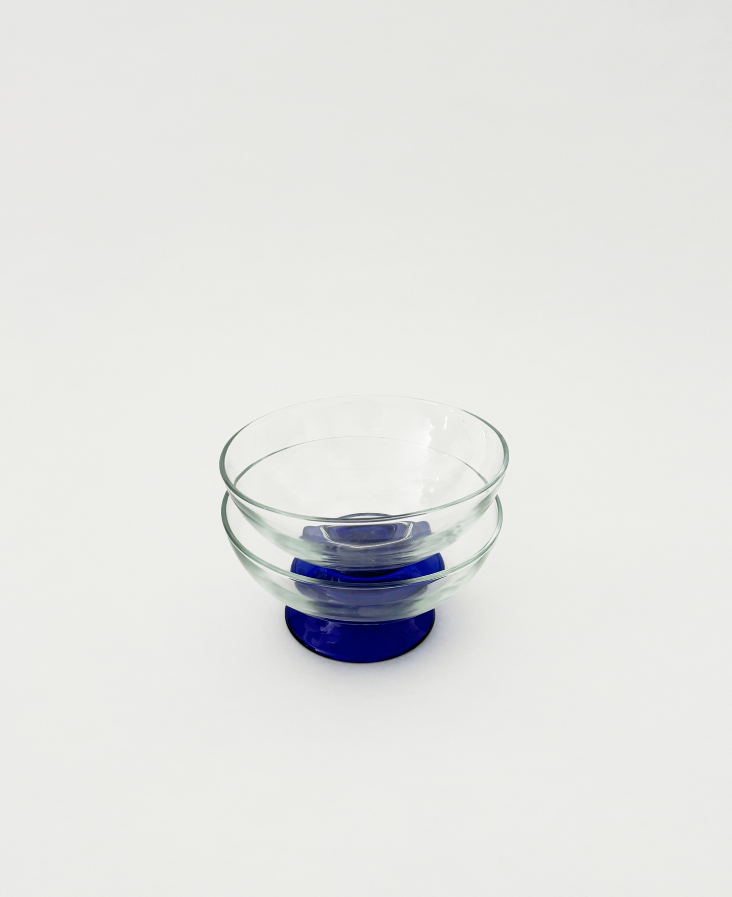 SET OF 2 GLASS BOWLS WITH BLUE BASE